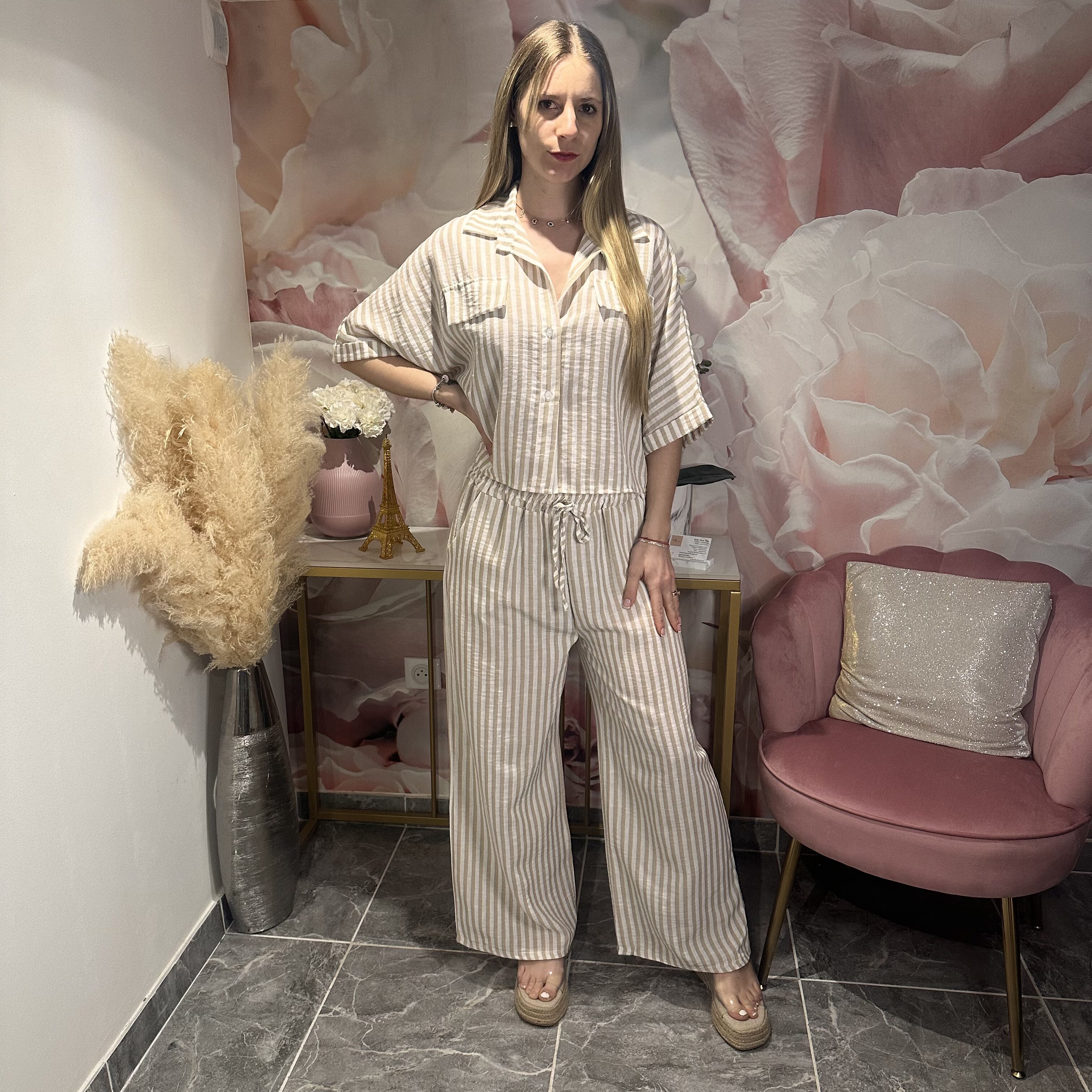 Ensemble à rayures chemisier et pantalon beige et blanc