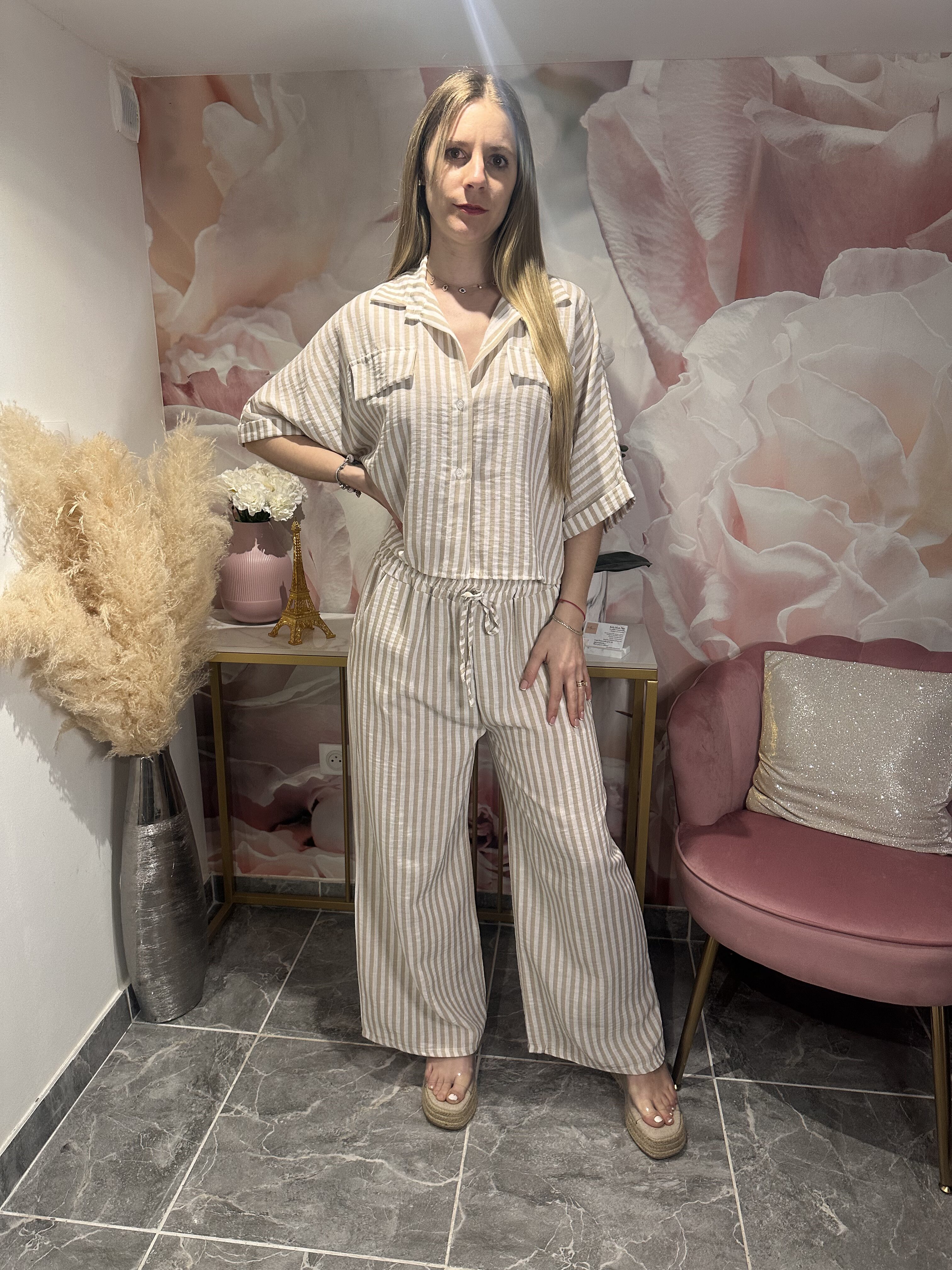 Ensemble à rayures chemisier et pantalon beige et blanc – Image 2