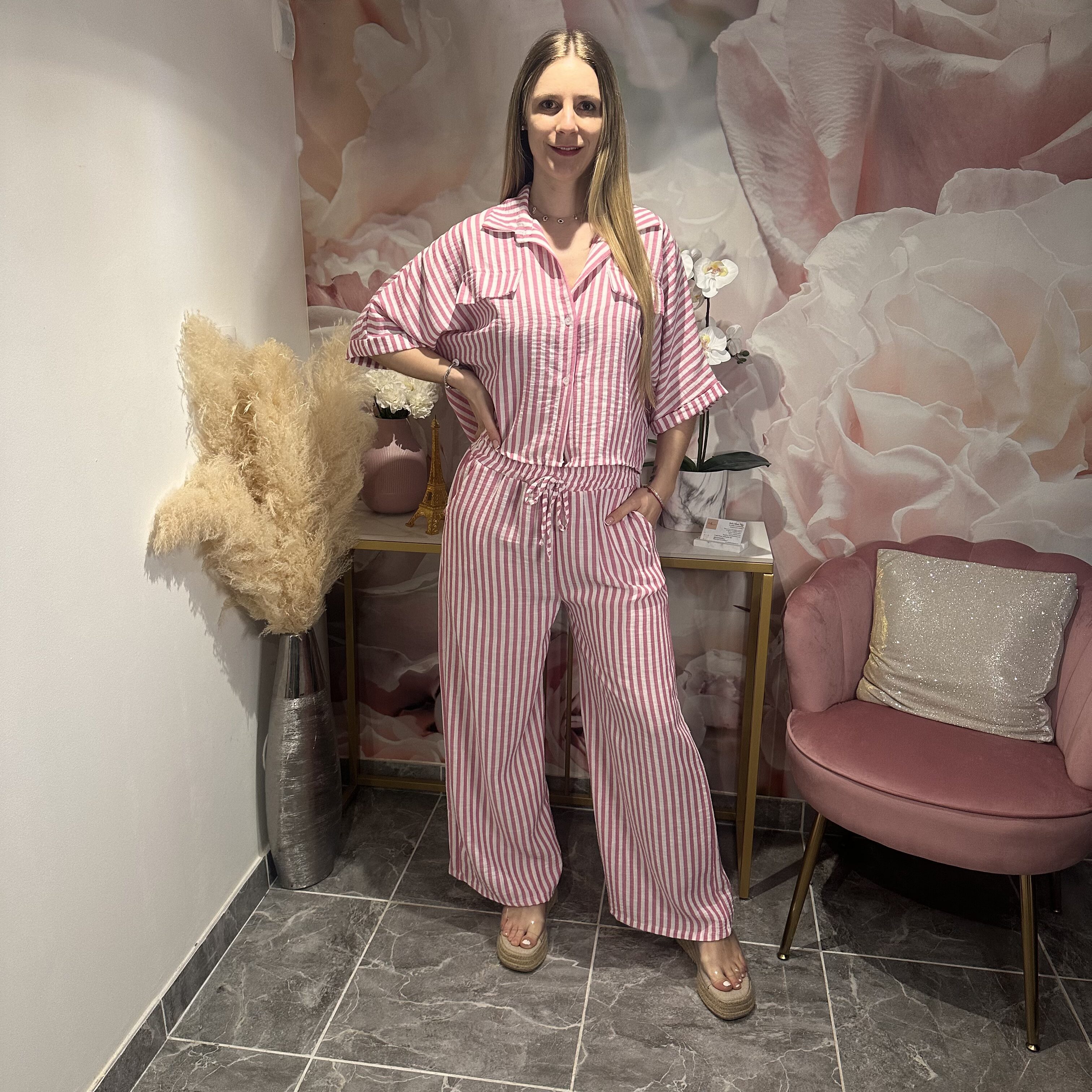 Ensemble à rayures chemisier et pantalon fuschia et blanc