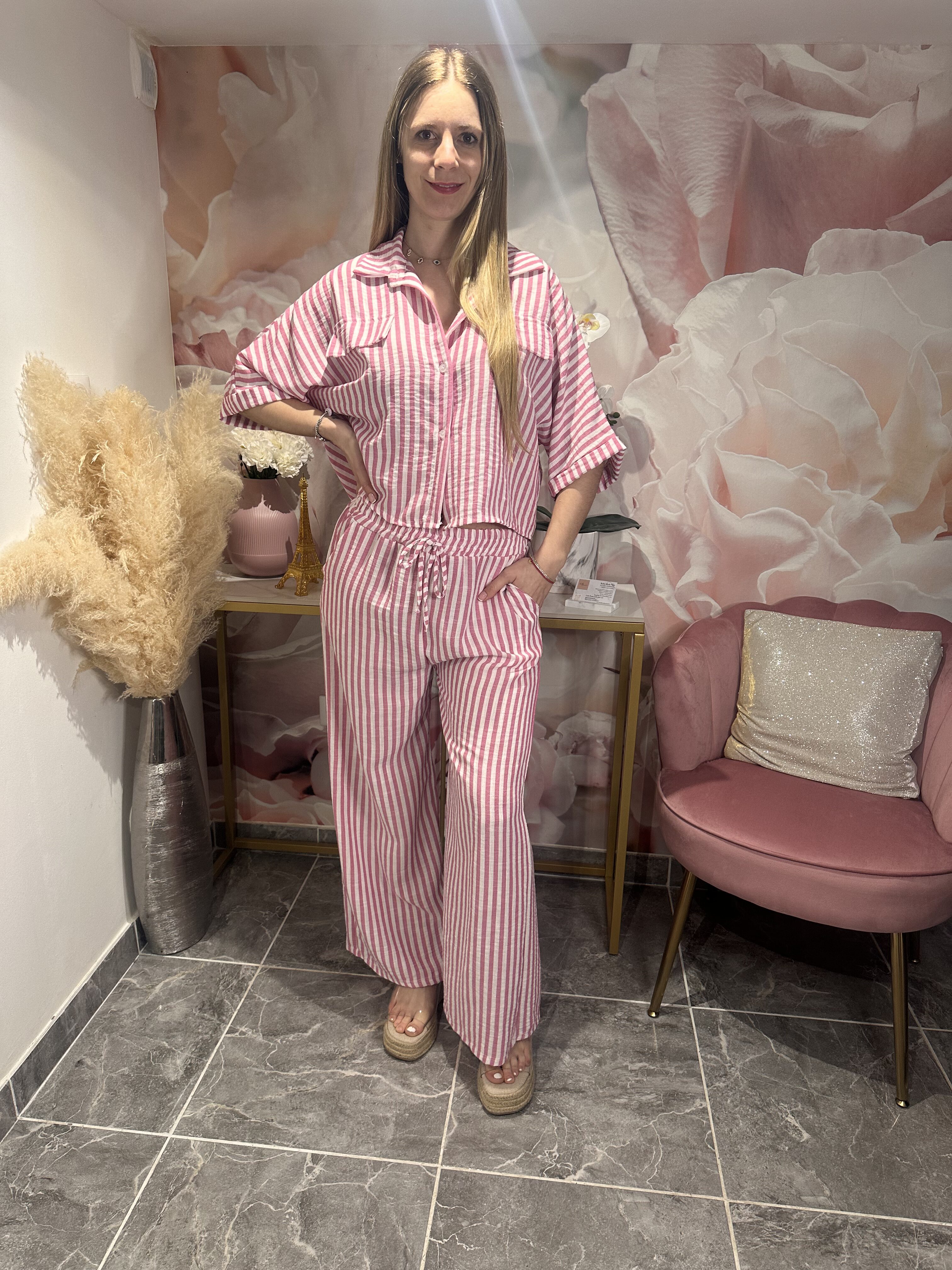 Ensemble à rayures chemisier et pantalon fuschia et blanc – Image 2