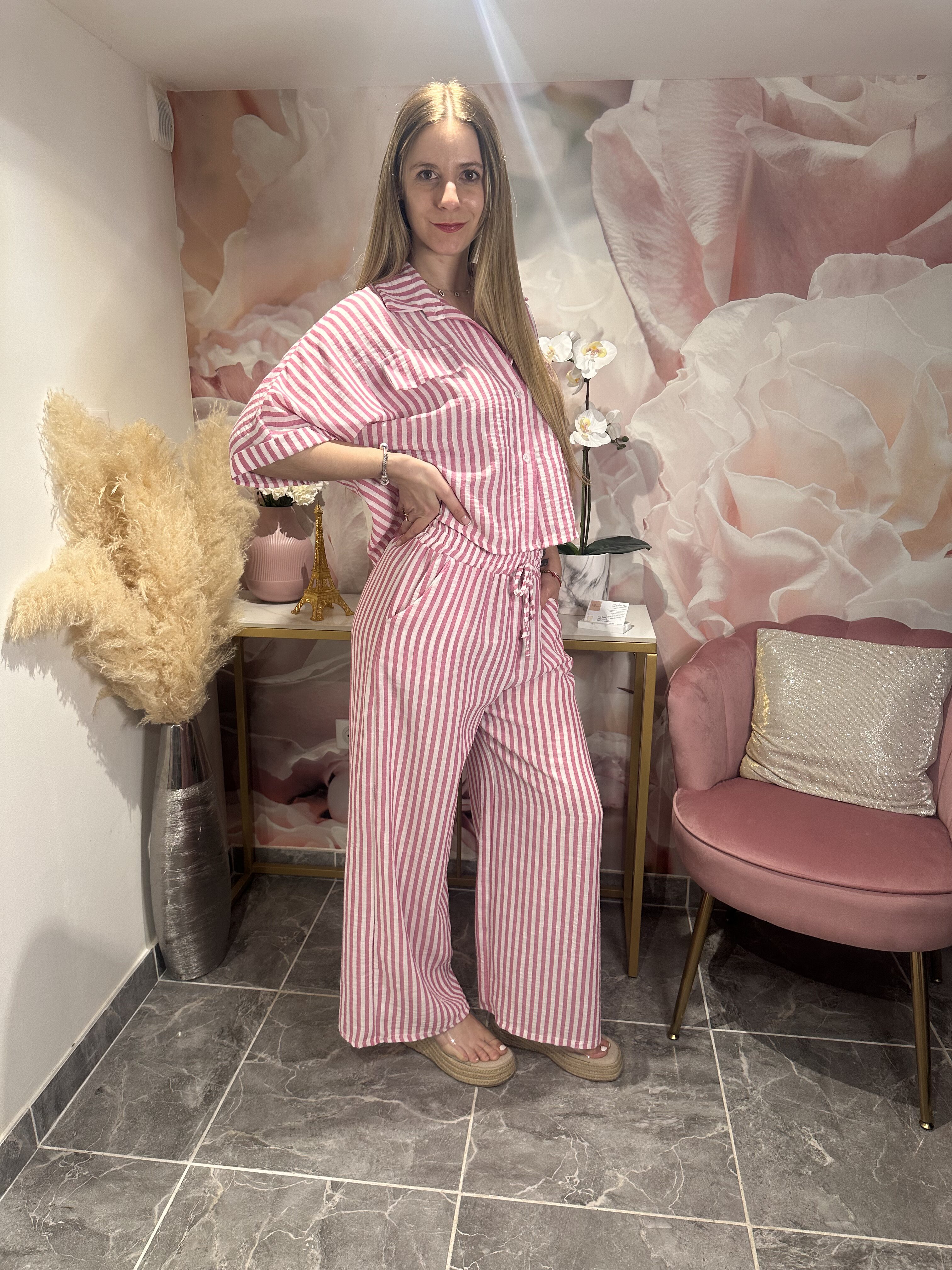 Ensemble à rayures chemisier et pantalon fuschia et blanc – Image 3