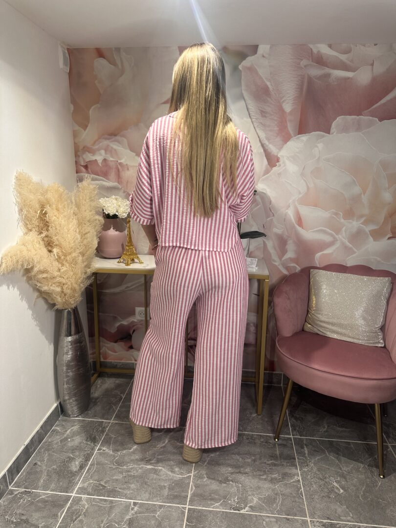 Ensemble à rayures chemisier et pantalon fuschia et blanc – Image 4