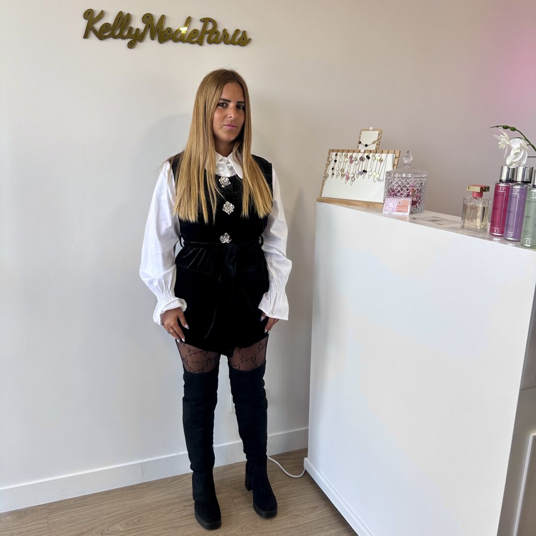 Robe noire avec chemisier blanc