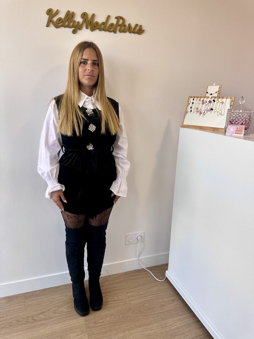 Robe noire avec chemisier blanc – Image 2