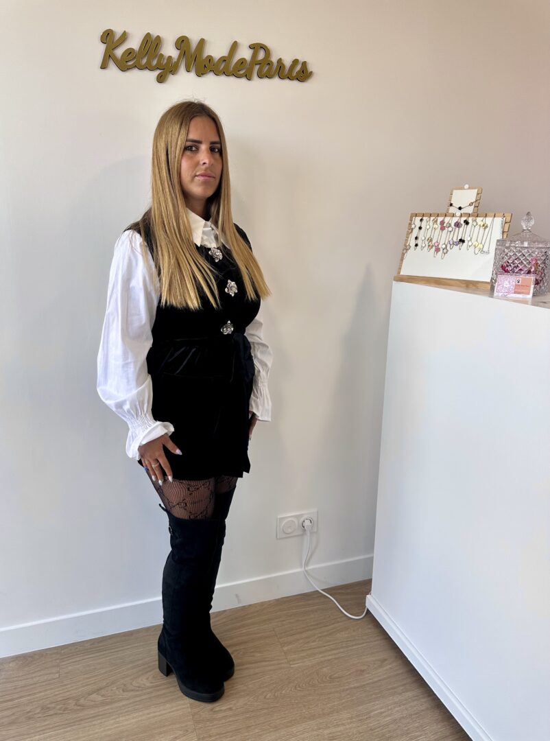 Robe noire avec chemisier blanc – Image 3
